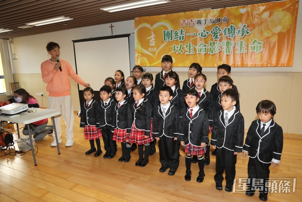 周吉佩（吉吉）今日（16日）帶家人到社區中心出席聖誕活動。