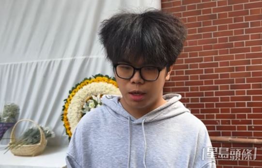 關同學由英國回港向何偉豪致意。劉漢權攝