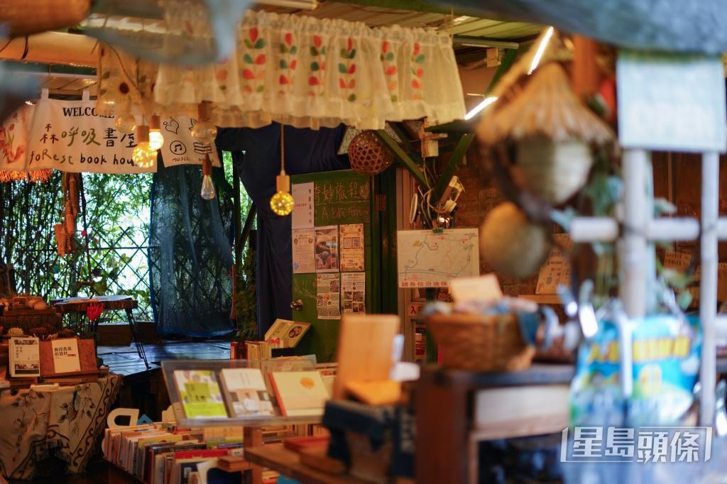 書屋坐落於錦田大江埔村內，環境幽靜。