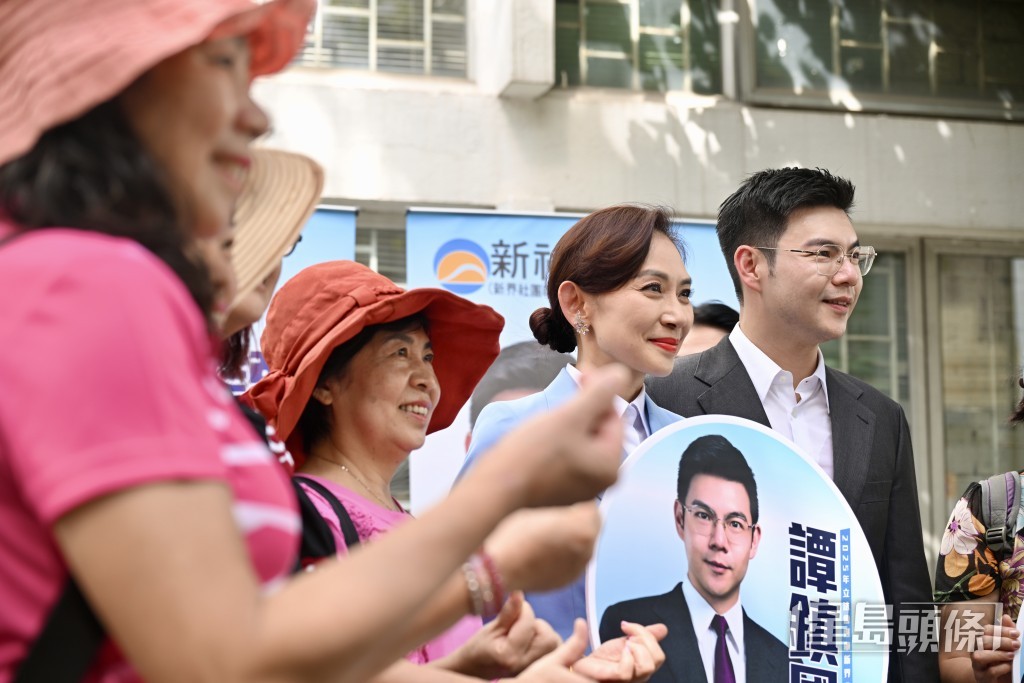 鄺美雲（右二）現身支持。