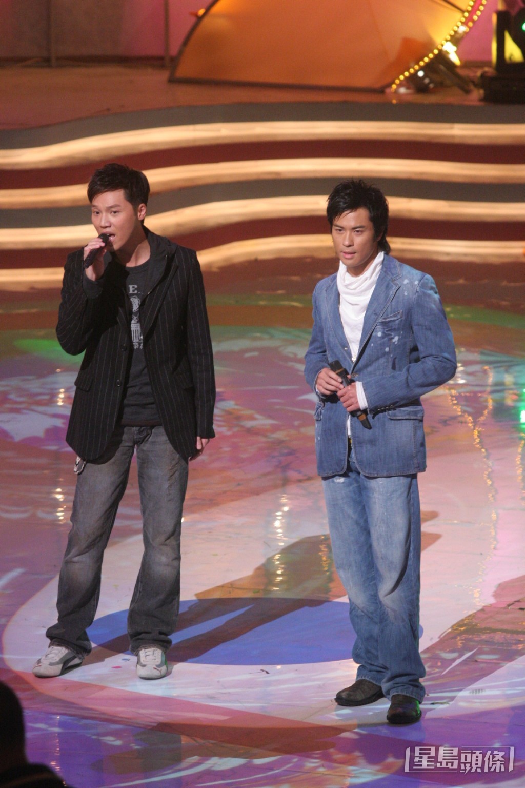 2005年，王賢誌（左）曾與表哥鄭嘉穎於《歡樂滿東華》合唱籌款。