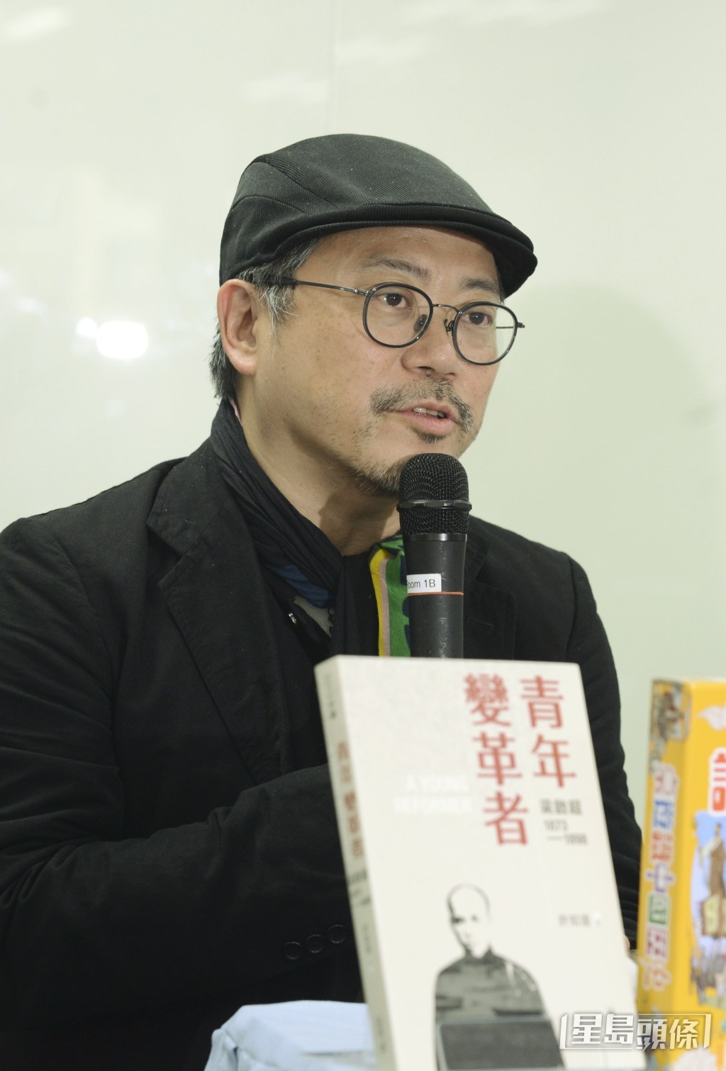 葉錦添早年在《英雄本色》、《大明宮詞》、《橘子紅了》等影視作品中擔任美術、服裝方面的指導。