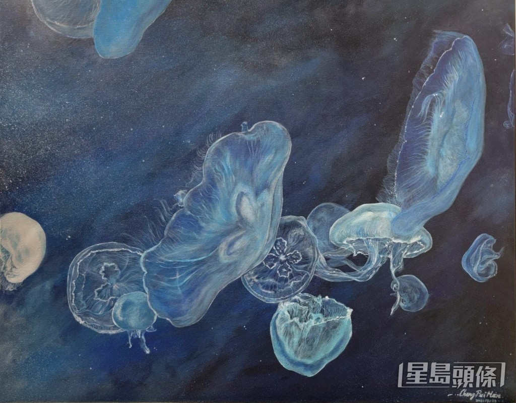 Mary畫出一幅巨型的水母作品,記下被水母包圍的感覺。 Mary畫出一幅巨型的水母作品,記下被水母包圍的感覺。