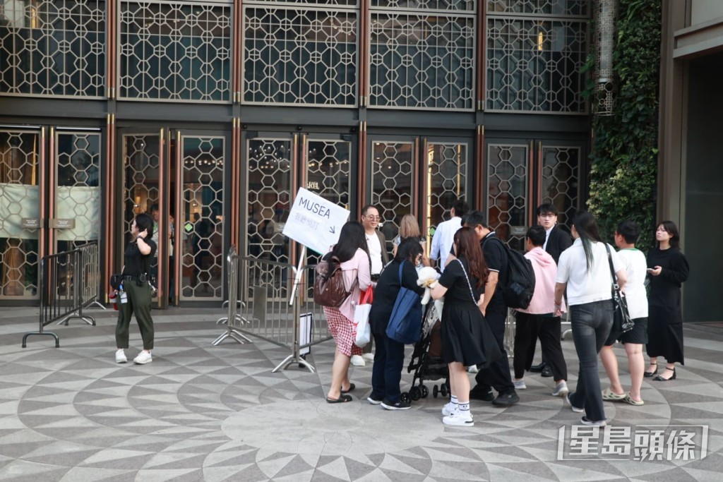 歌迷走出商場外。 歌迷走出商場外。