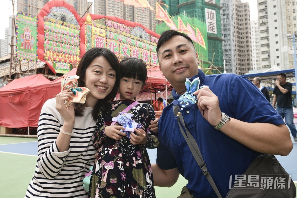 市民劉先生(右)特意攜同妻女,前來觀賞洪聖誕活動。 市民劉先生(右)特意攜同妻女,前來觀賞洪聖誕活動。