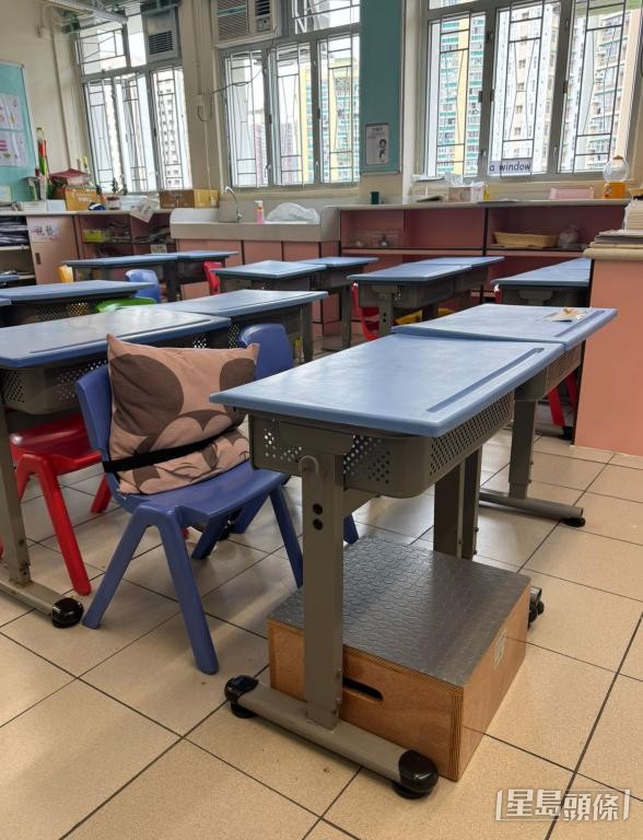 校方在書桌下增設踏腳木架。 受訪者提供