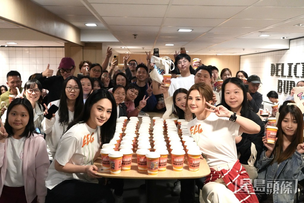 阿Sa及阿娇难得近距离和粉丝互动。