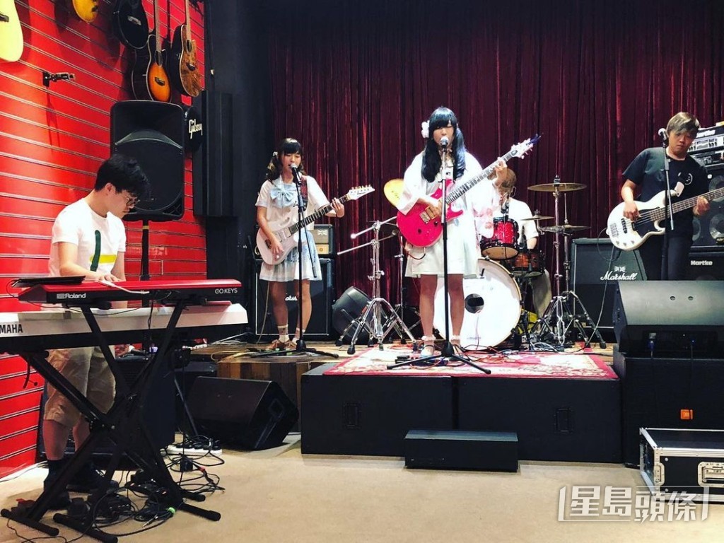 羅毓儀曾與友人組地下樂隊「Mochi Ice」。 羅毓儀曾與友人組地下樂隊「Mochi Ice」。