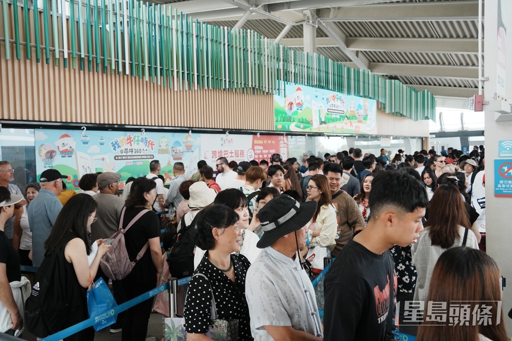 昂坪360纜車站現人龍。汪旭峰攝 昂坪360纜車站現人龍。汪旭峰攝
