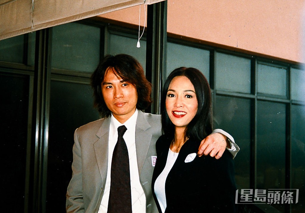 黄子华与郑裕玲因合作处境剧《男亲女爱》而传日久生情。