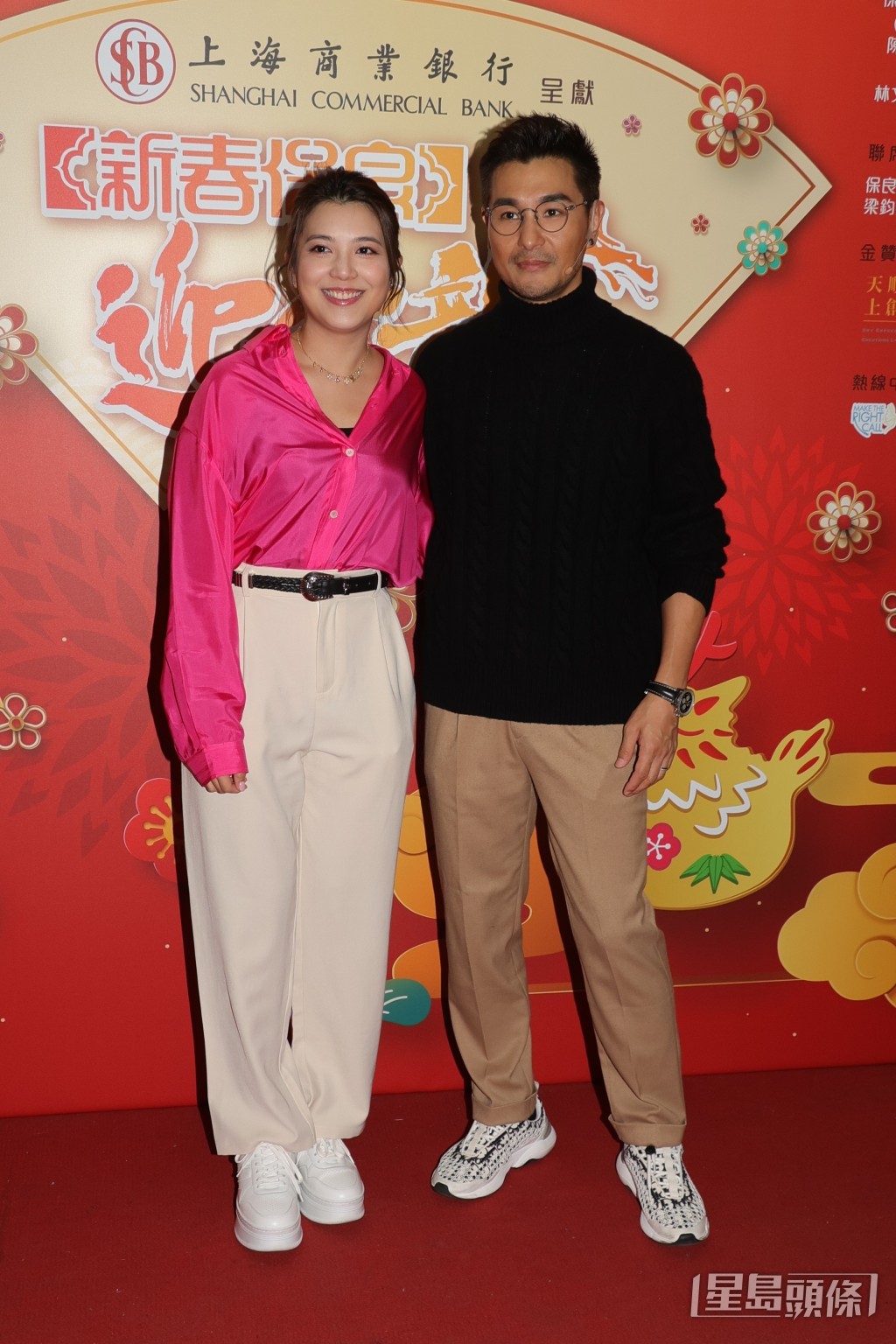 陈展鹏与太太单文柔今日（20日）到将军澳电视城为贺年节目《新春保良贺金龙》录影。