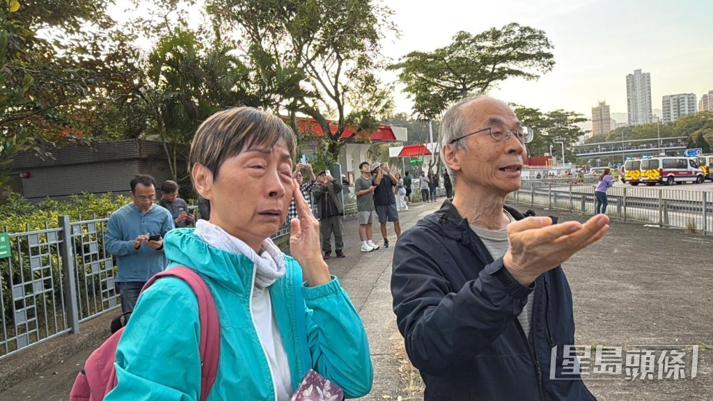 有居住在宏昌閣的住戶，身在現場目睹自己家園被燒，傷心痛哭。