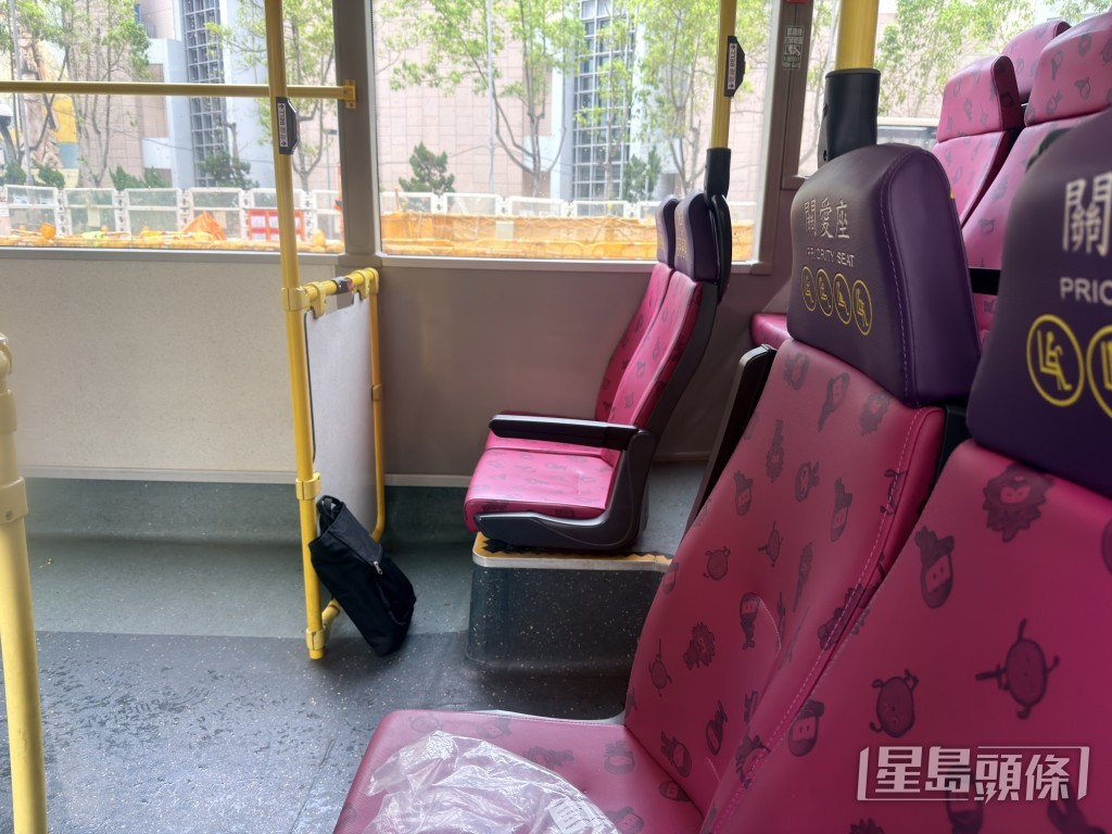 老翁坐在車廂左邊關愛座上。 老翁坐在車廂左邊關愛座上。