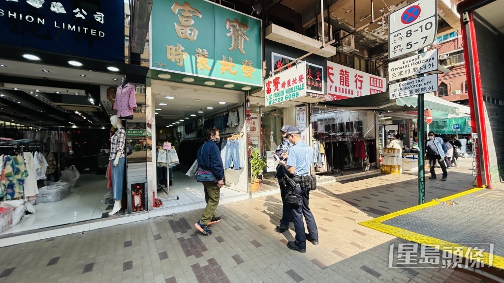 警員到另外兩間店舖調查。蔡楚輝攝