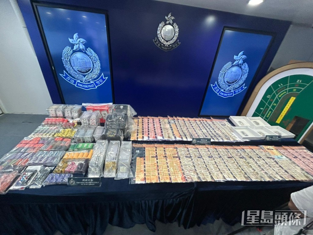 警方展示檢獲的證物。曾志恒攝