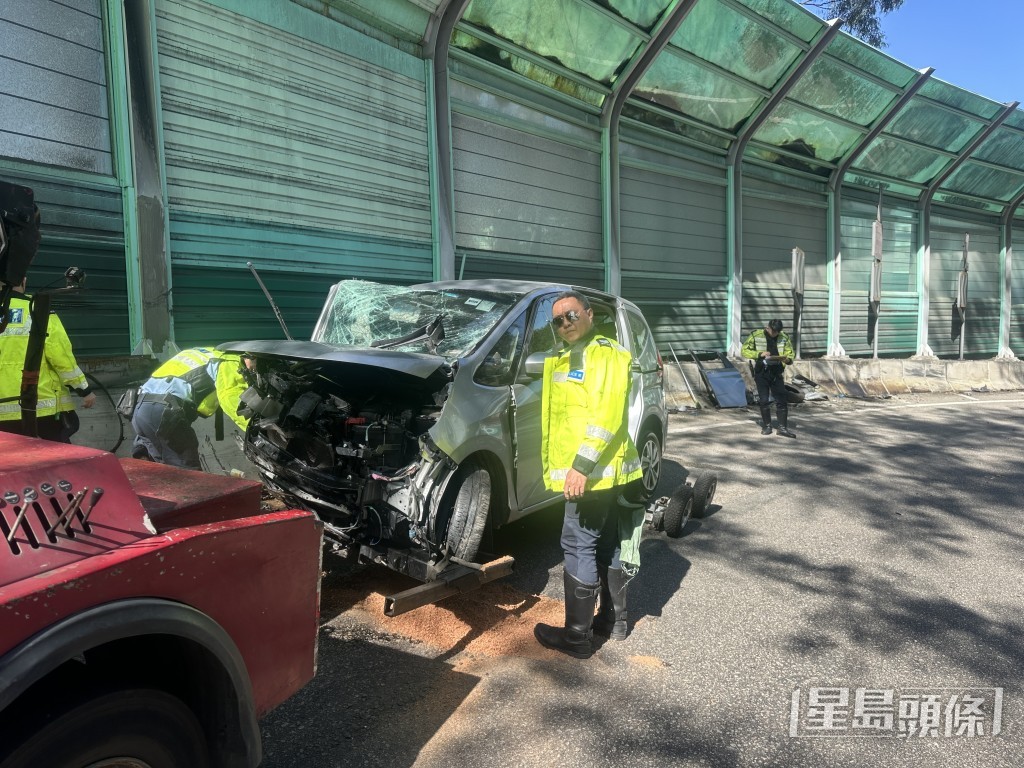 七人車稍後被拖走。 七人車稍後被拖走。