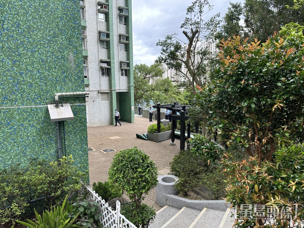 男子高處墮下,倒卧地面不治。梁國峰攝 男子高處墮下,倒卧地面不治。梁國峰攝