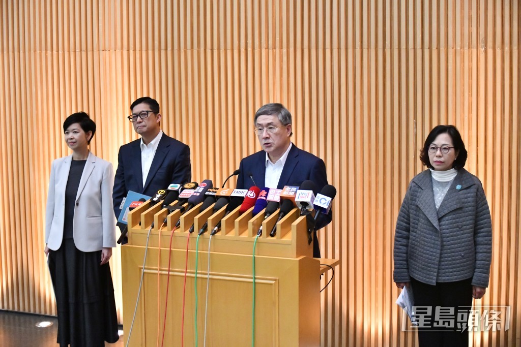 政府今日(27日)就大埔宏福苑七幢受火樓宇居民返回單位執拾的安排會見傳媒。 政府今日(27日)就大埔宏福苑七幢受火樓宇居民返回單位執拾的安排會見傳媒。