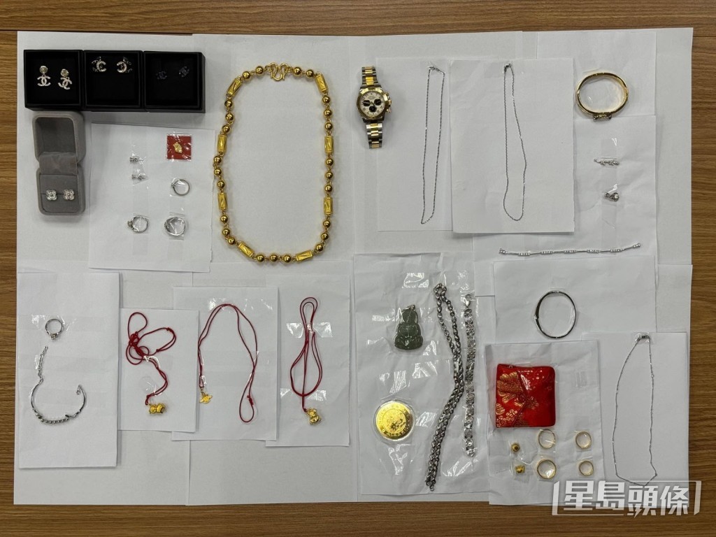 警方突擊搜查主腦住所，發現大量現金飾物，懷疑為犯罪得益。警方圖片