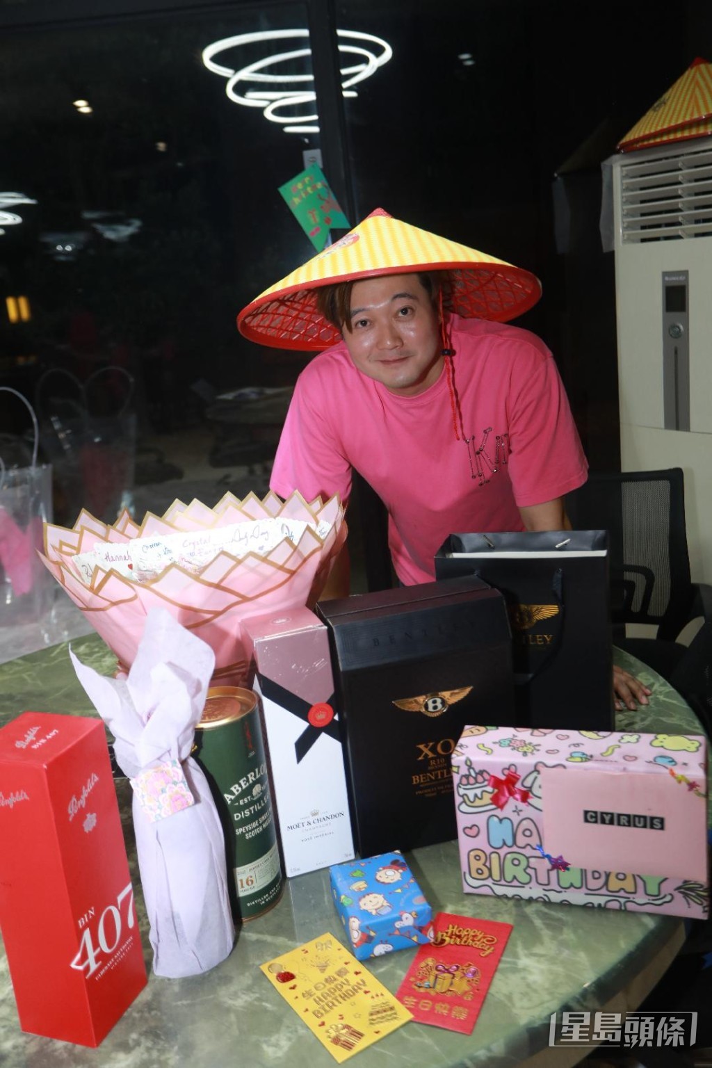 王嘉明收到各式各樣的生日禮物。