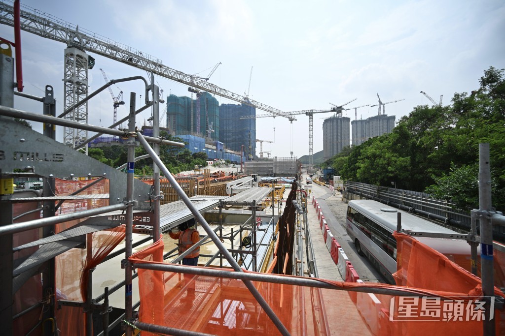 近期本港接連經歷10號風球及黑色暴雨,但對古洞站工程無重大影響。 近期本港接連經歷10號風球及黑色暴雨,但對古洞站工程無重大影響。
