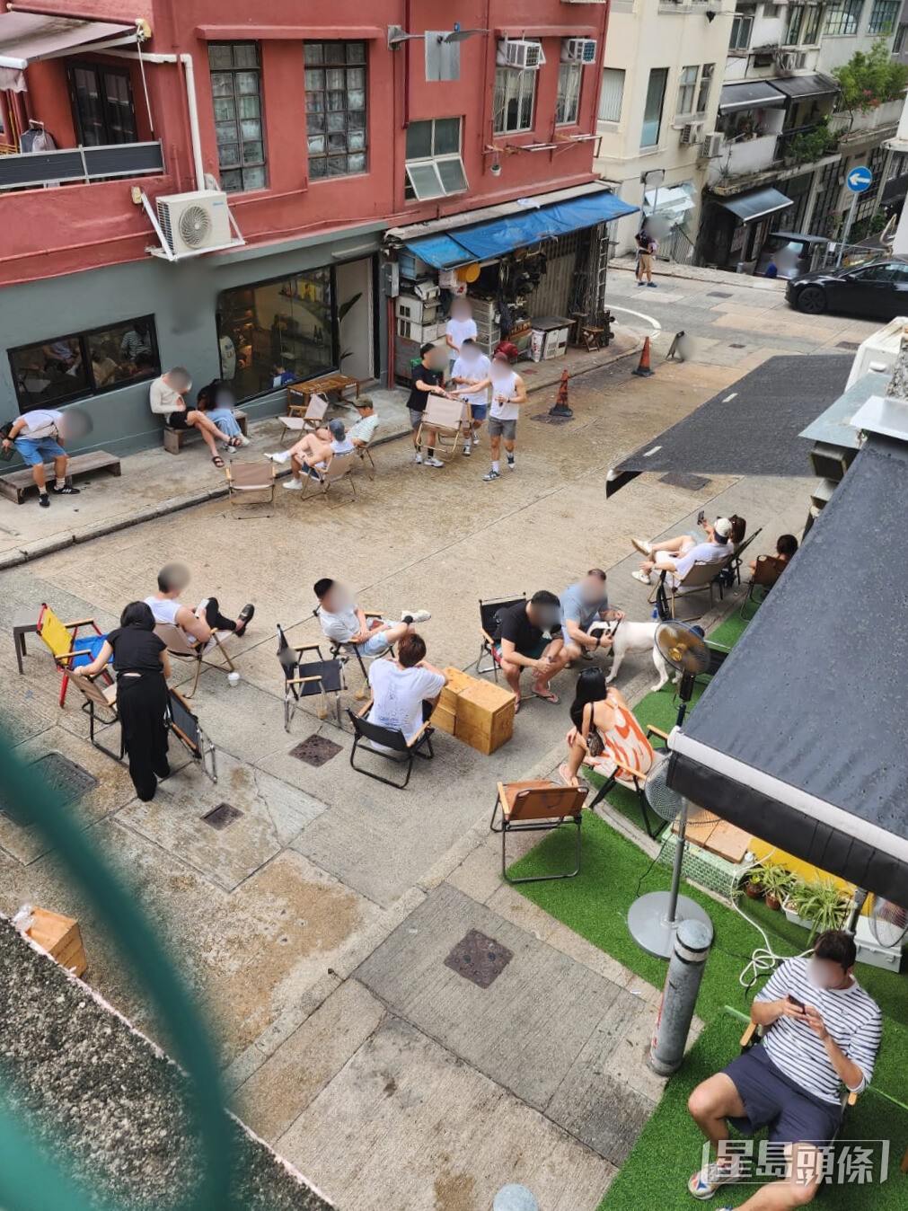 記者目擊有人在下雨期間將露營椅帶入店內,停雨後再搬回戶外安坐。 記者目擊有人在下雨期間將露營椅帶入店內,停雨後再搬回戶外安坐。