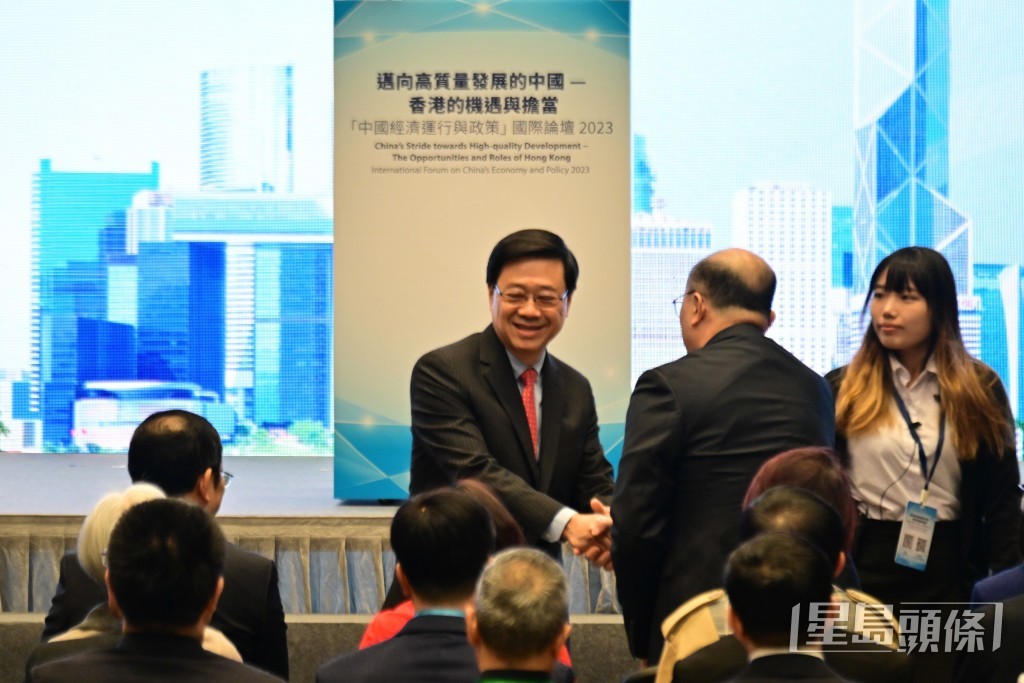 李家超强调香港会继续发挥所长，巩固和落实国家十四五规划之下的八大中心定位。陈极彰摄