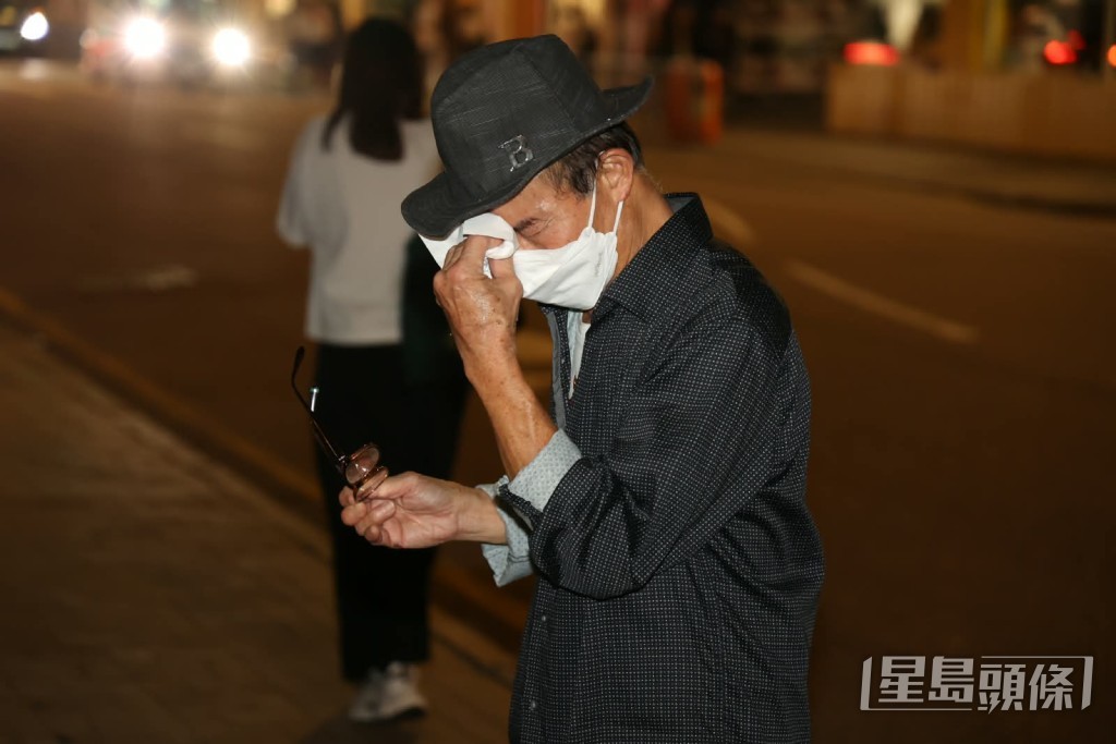 多次拿出紙巾抹眼淚和鼻涕。 多次拿出紙巾抹眼淚和鼻涕。