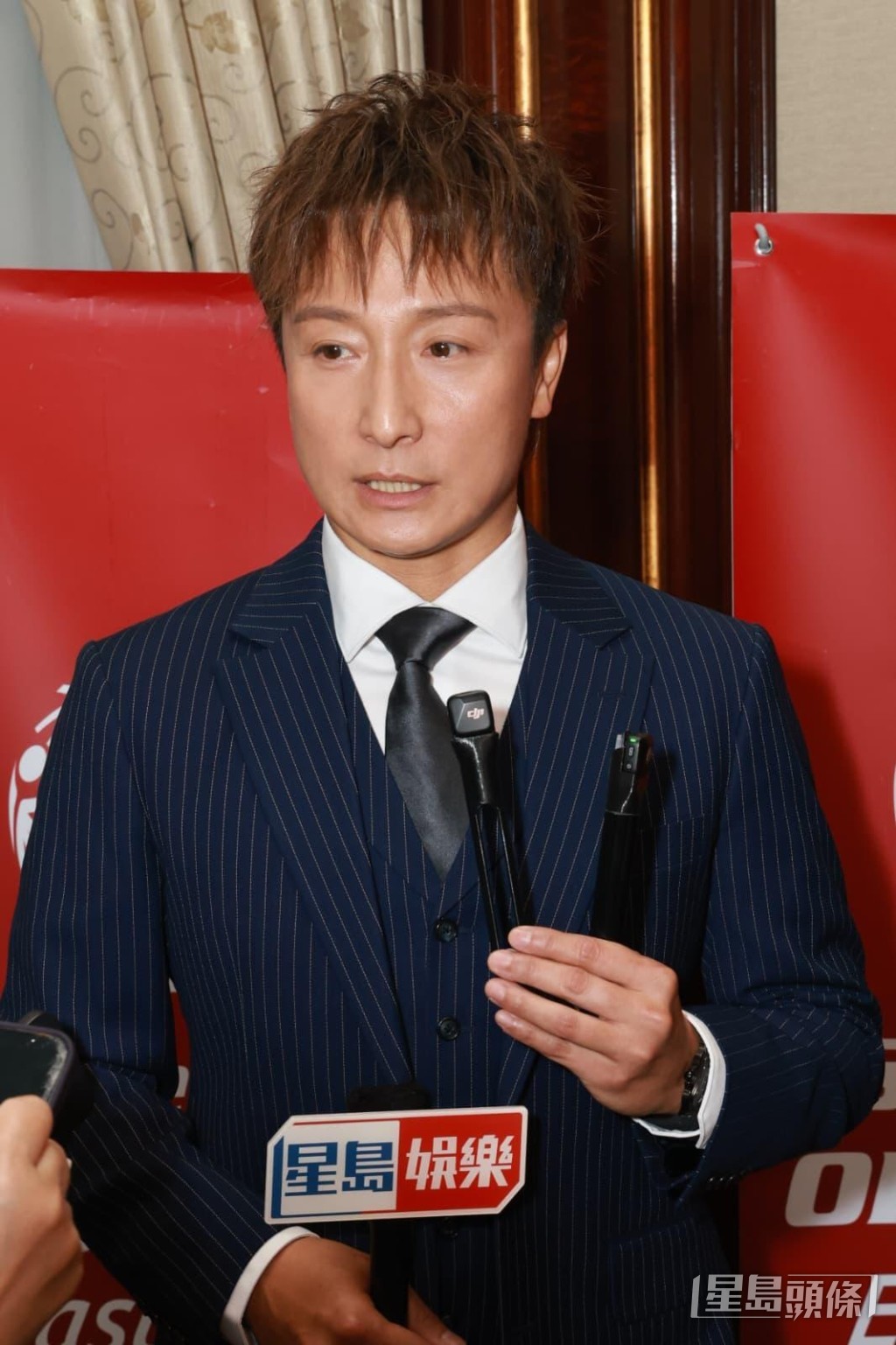 斯文look超越了在內地酒吧騷舉中指想像。