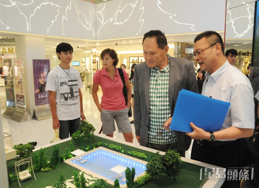 2010年，赵式正（左）曾与家姐赵式芝、爸爸赵世曾看楼盘。