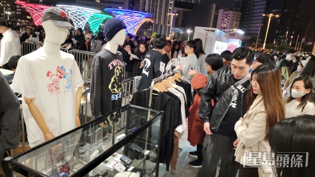 Twins演唱會場外售賣應援產品攤位。