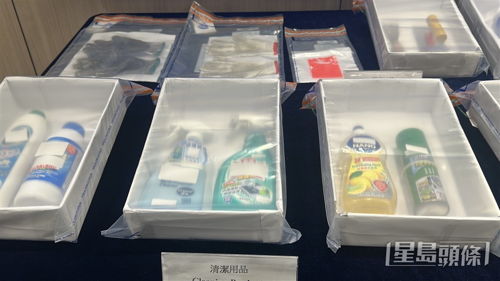 入境處檢展示檢獲的清潔用品。 入境處檢展示檢獲的清潔用品。