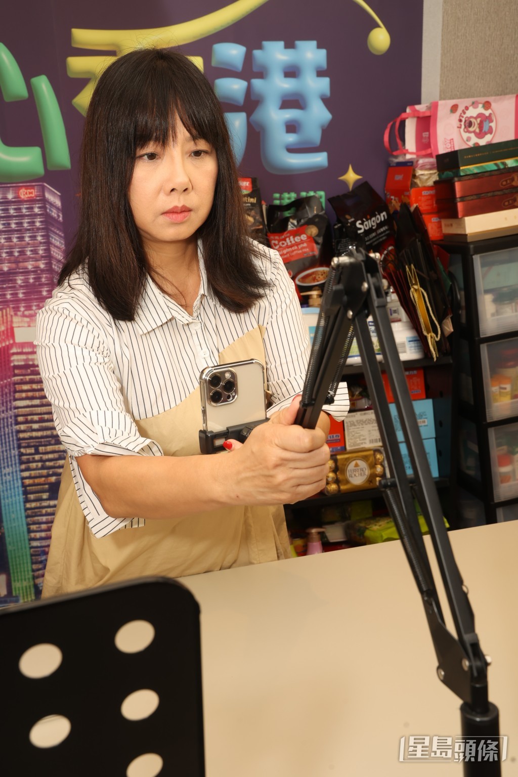 黄梓玮二三下动作，开机与网民进行直播。