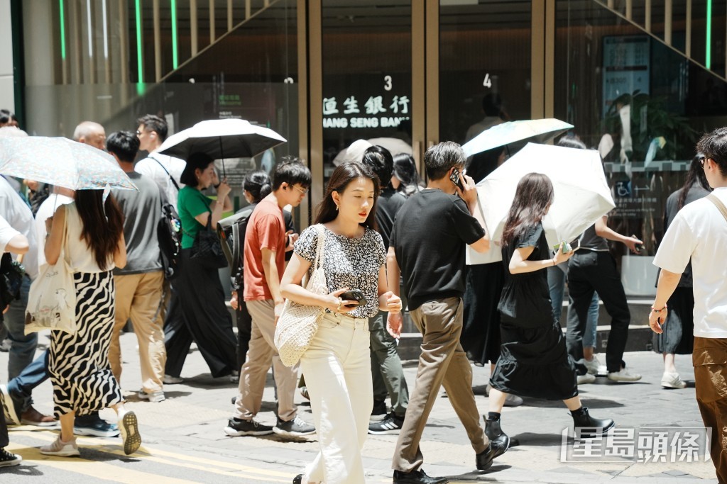 而2025年全年實質本地生產總值增長預測維持在《財政預算案》公布的2%至3%。汪旭峰攝 而2025年全年實質本地生產總值增長預測維持在《財政預算案》公布的2%至3%。汪旭峰攝