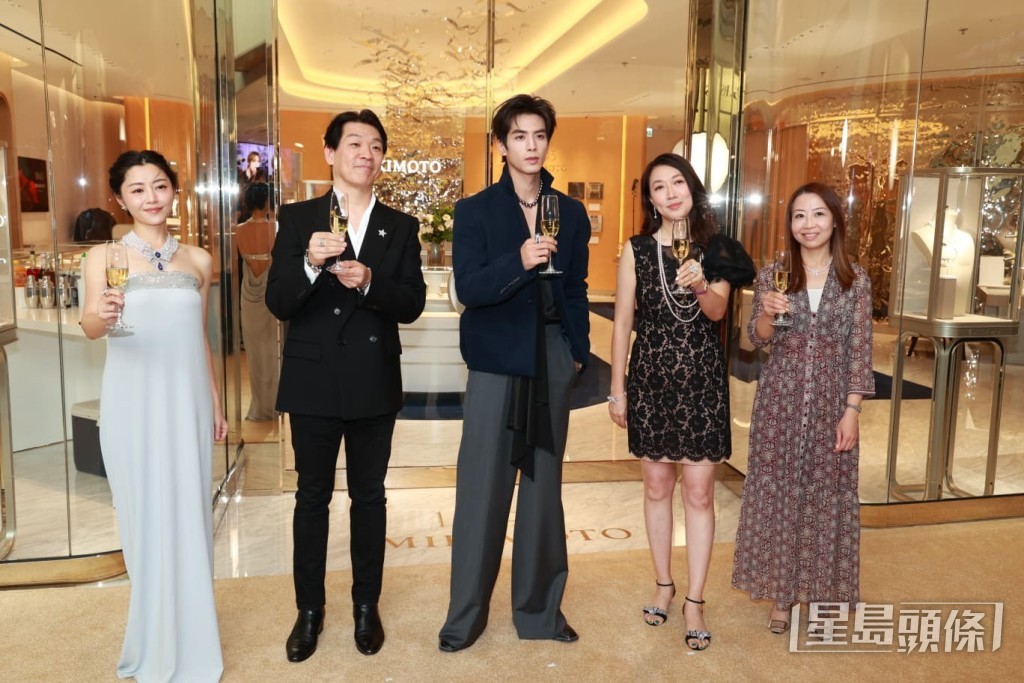 影后衛詩雅及內地頂流小生宋威龍跟高層祝酒。 影后衛詩雅及內地頂流小生宋威龍跟高層祝酒。