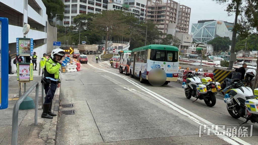 現場正進行道路工程，安排單線雙程行車。