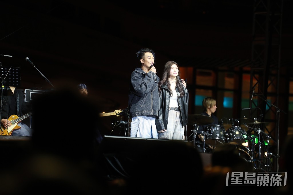 吳浩康在台上介紹為他做和音的姪女。