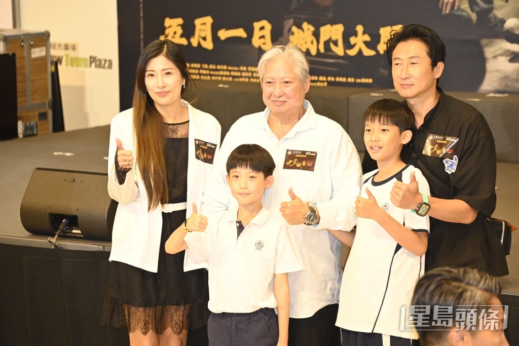 洪金寶想抱孫女。 洪金寶想抱孫女。