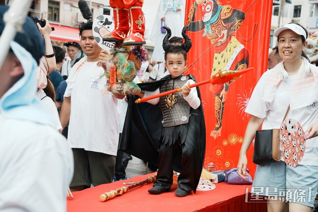 有男孩扮「牛魔王」。 有男孩扮「牛魔王」。