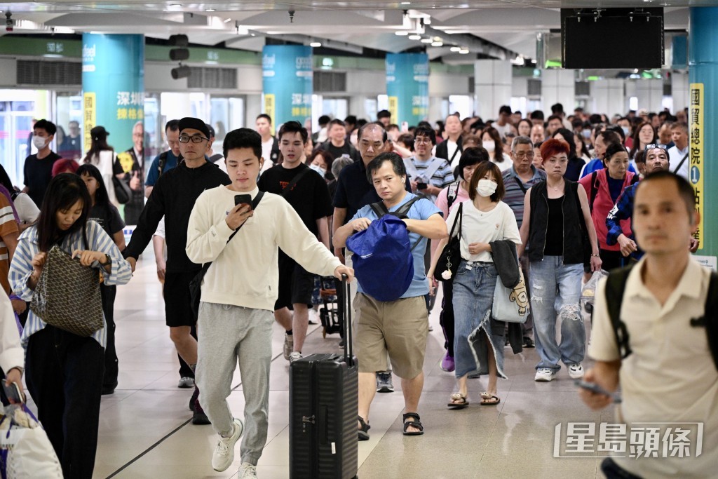深圳地鐵人來人往。 深圳地鐵人來人往。