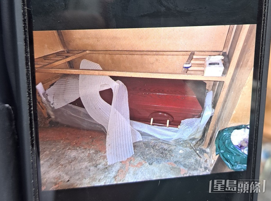 值約2至3萬元的棺木被盜去。 值約2至3萬元的棺木被盜去。