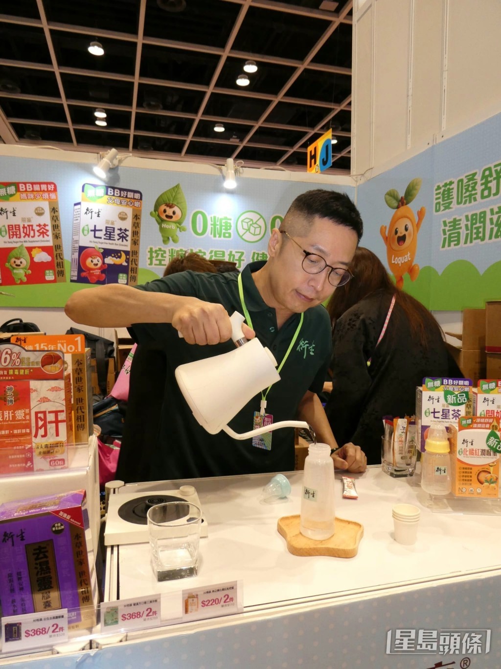 馬浚偉化身成店長。 馬浚偉化身成店長。