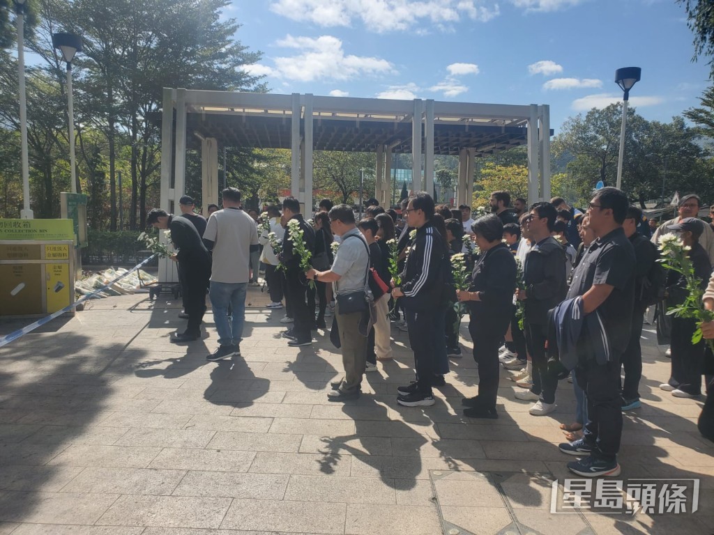 大埔一眾職員和球員到現場獻花。 大埔一眾職員和球員到現場獻花。