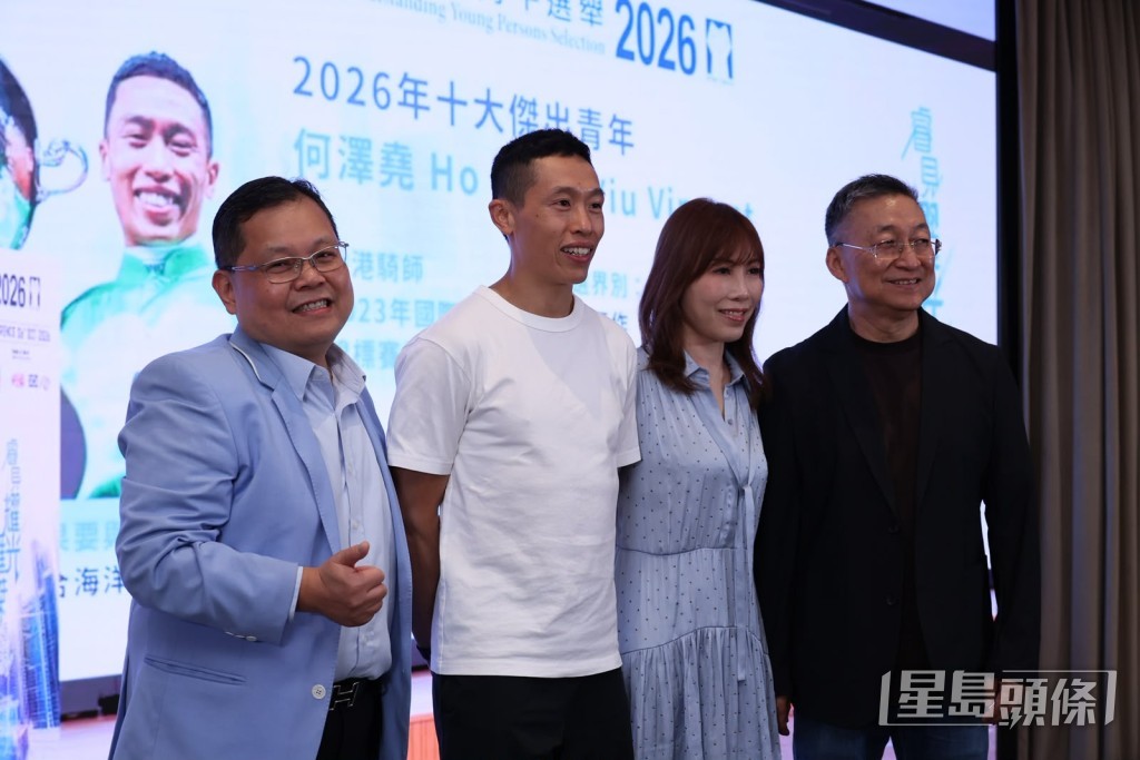 开心合照。