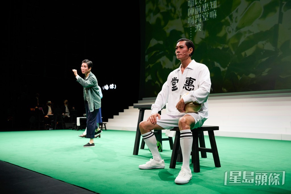 黃徳斌處男演粵劇。