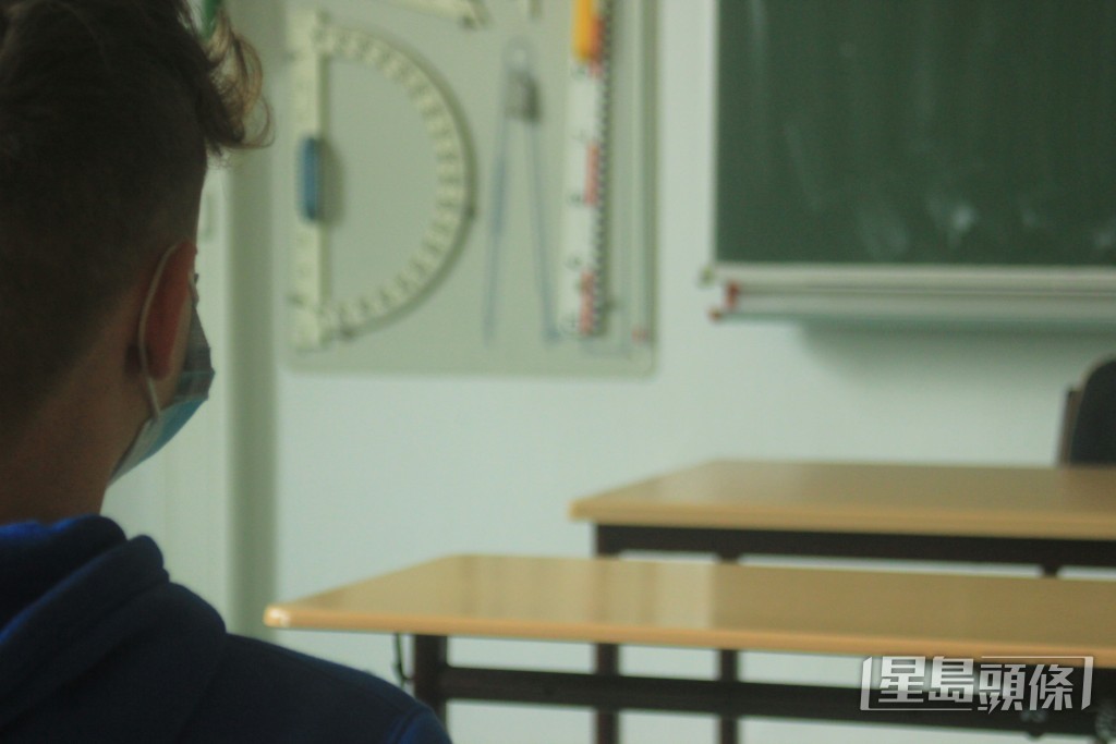 面對網民勸他轉做代課或私補的鼓勵,樓主雖然表示「希望自己撐得住」,但也坦言現時連補習社職位也未必有,日子「愈來愈難挨(捱)」。(示意圖非涉事人) 面對網民勸他轉做代課或私補的鼓勵,樓主雖然表示「希望自己撐得住」,但也坦言現時連補習社職位也未必有,日子「愈來愈難挨(捱)」。(示意圖非涉事人)