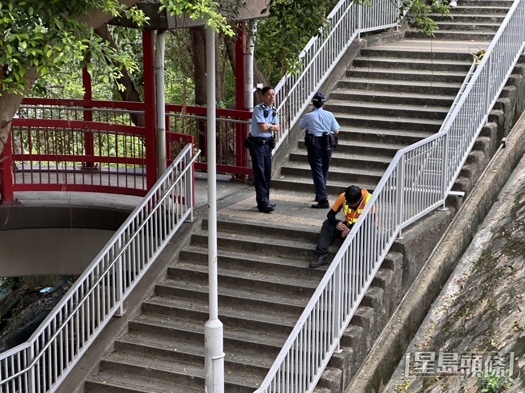 警員在場調查。 警員在場調查。