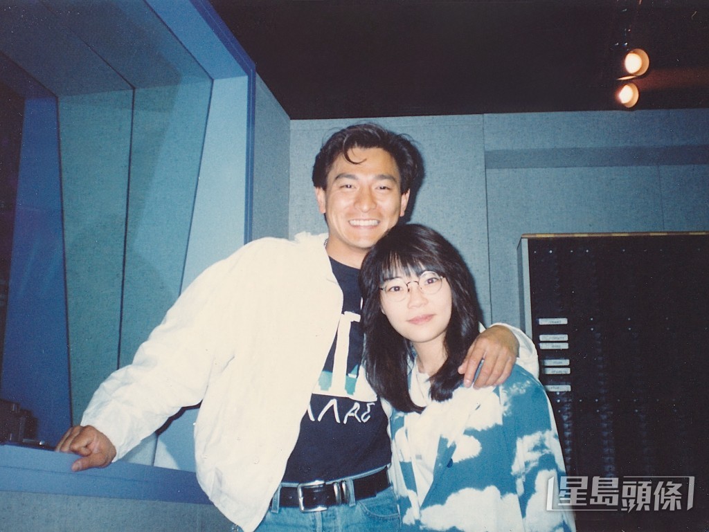 小芝未成年時和華仔合照。
