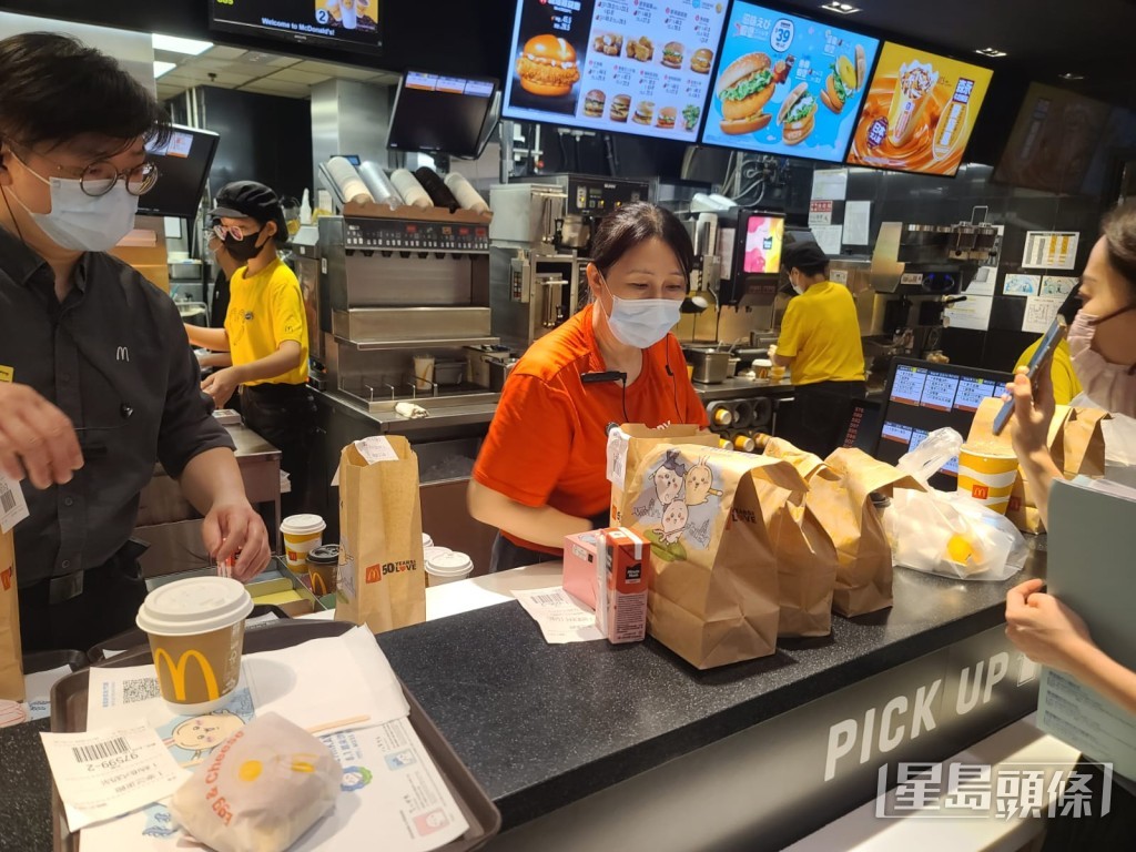 拿取食品的櫃檯運作亦正常,不見有日本的食物浪費問題。 拿取食品的櫃檯運作亦正常,不見有日本的食物浪費問題。