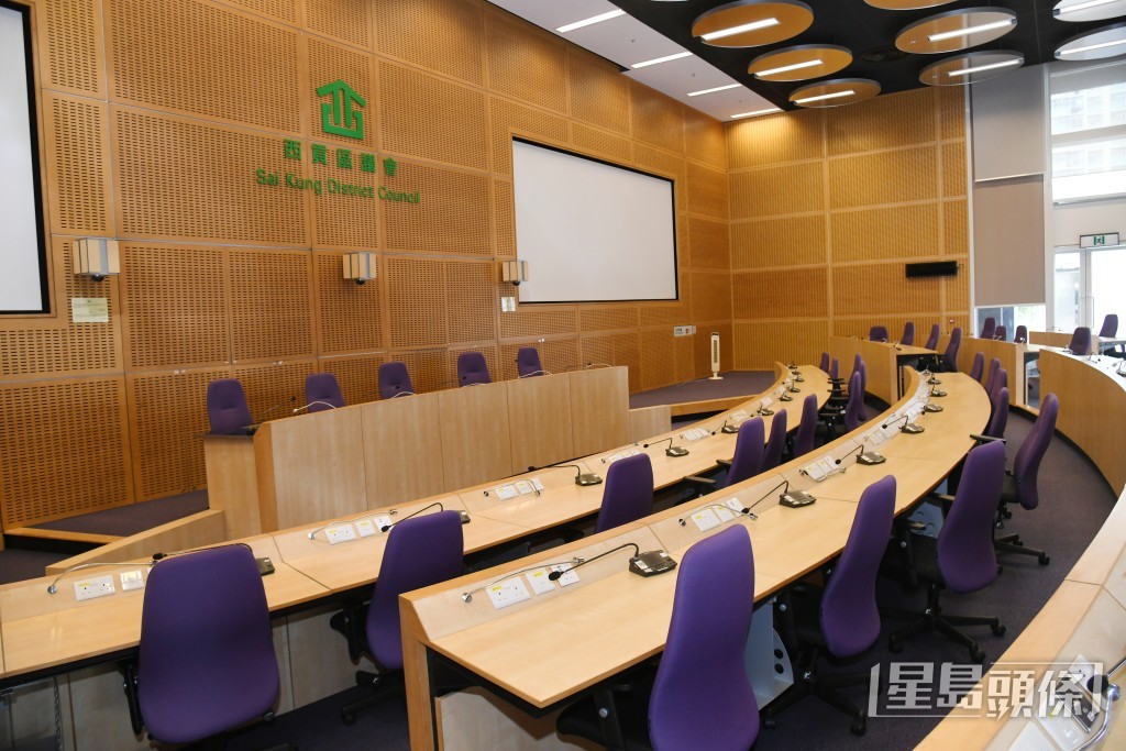 莊雅婷身兼西貢區議會內4個委員會委員。 莊雅婷身兼西貢區議會內4個委員會委員。